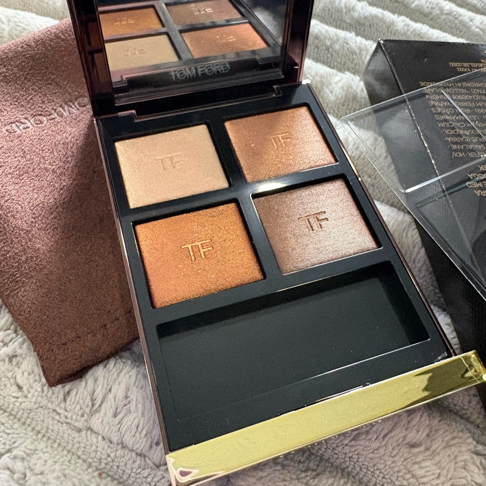 Tom Ford Black and Gold Compact Eye Quad - Picture 9 of 12
